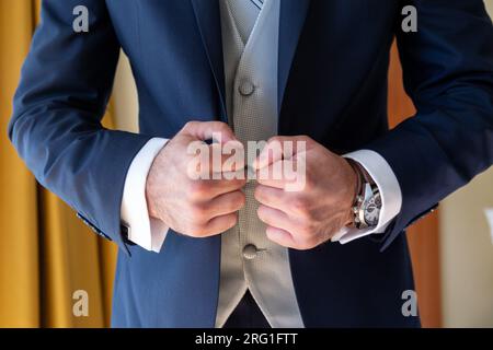 Marié s'habiller et se préparer pour le jour de son mariage Banque D'Images