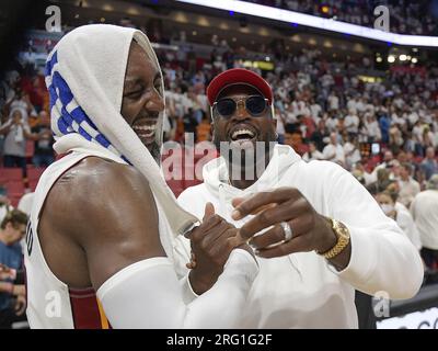 Sunrise, États-Unis. 06 août 2023. Dwyane Wade rit avec son ancien coéquipier Bam Adebayo après que les Heat de Miami aient battu les 76ers de Philadelphie dans le match 2 de leur demi-finale éliminatoire de la Conférence de l’est, le mercredi 4 mai 2022. (Photo de Michael Laughlin/South Florida Sun Sentinel/TNS/Sipa USA) crédit : SIPA USA/Alamy Live News Banque D'Images