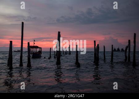 Vue d'un quai à l'heure du coucher du soleil à l'île de Koh Rong, au Cambodge. Banque D'Images