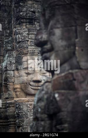 Bouddha sculptées en pierre dans les têtes à l'Angkor Thom Bayon temple à Angkor Wat, Siem Reap, Cambodge. Banque D'Images