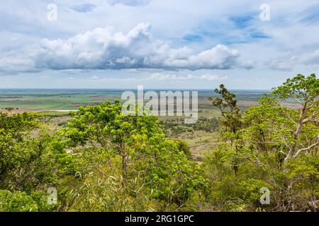 Vue depuis le point de vue panoramique du mont Inkerman sur le paysage du Queensland, en Australie Banque D'Images