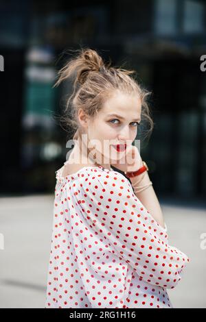 Portrait de jeune belle femme portant du rouge à lèvres rouge Banque D'Images