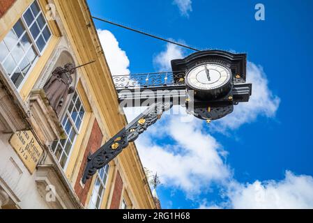 La grande horloge victorienne emblématique au-dessus de High Street à Winchester, Hampshire, Royaume-Uni. L'horloge est située sur l'ancien Guildhall, qui est maintenant un Lloy Banque D'Images