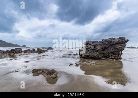 Rochers sur la plage de Cape Hillsborough pendant Stormy Weather, Queensland, Australie. Banque D'Images