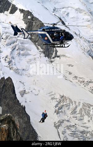 Pic du midi, Mont Blanc, Chamonix, France - juillet 31 2023 : grimpeur transporté par hélicoptère depuis la Gendarmerie PGHM dans des conditions difficiles Banque D'Images