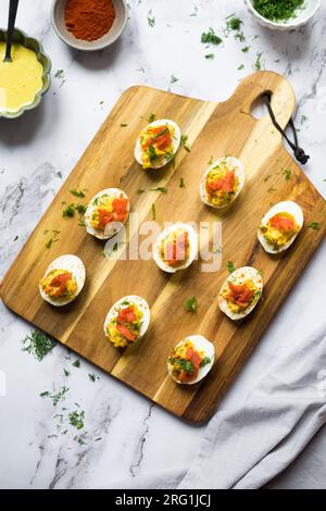 Oeufs diablés faits maison avec du saumon sur un fond noir. Banque D'Images