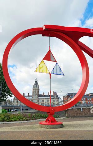 Vague d'acier sculpture par Peter Fink, Newport, Gwent, Galles du Sud . Banque D'Images