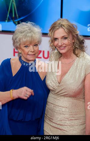 PHOTO D'ARCHIVE : GRIT BOETTCHER a 85 ans le 10 août 2023, Grit BOETTCHER, actrice, avec sa fille Nicole BELSTLER-BOETTCHER, B?ttcher, tapis rouge, Red Carpet Show, arrivée, la remise de la 50e caméra d'or, le prix du film et de la télévision du magazine Hoerzu à Hambourg, en Allemagne, le 27 février 2017. ? Banque D'Images