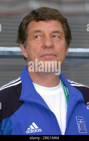 Leipzig, Deutschland. 16 juin 2005. PHOTO D'ARCHIVE : Otto REHHAGEL a 85 ans le 9 août 2023, Brésil-Grèce 3-0 Otto REHHAGEL, entraîneur Grèce, portrait. Coupe des Confédérations de la FIFA 2005, football, 16.06.2005 ?SVEN SIMON, Princess-Luise-Str.41#45479 Muelheim/Ruhr#tel.0208/9413250#fax 0208/9413260#account 1428150 C ommerzbank E ssen BLZ 36040039#www.S venSimon .net#e-mail:SvenSimon@t-online.de. Crédit : dpa/Alamy Live News Banque D'Images