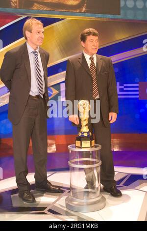 PHOTO D'ARCHIVE : Otto REHHAGEL a 85 ans le 9 août 2023, l'entraîneur national Juergen KLINSMANN et Otto REHHAGEL (entraîneur national GRE) avec le trophée de la coupe des Condederations de la FIFA 2005 lors du tirage au sort à Francfort/main football International le 1 novembre 2004 ?Sven Simon#Prinzess -Luise-Strasse 41#45479 Muelheim/R uhr #tel 0208/9413250#fax. 0208/9413260#KTO.1428150 C ommerzbank E ssen BLZ 36040039#www.SvenSimon.net. Banque D'Images