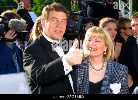 Berlin, Deutschland. 14 juin 2002. PHOTO D'ARCHIVE : Otto REHHAGEL a 85 ans le 9 août 2023, Otto REHHAGEL, Allemagne, entraîneur de football, avec sa femme Beate. ?SVEN SIMON#Huyssenallee 40-42 #45128 Essen #tel.0201/234556 fax:0201/234539 compte 1428150 Commerzbank Essen BLZ 36040039 www.photopool.de. Crédit : dpa/Alamy Live News Banque D'Images