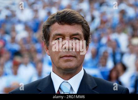 PHOTO D'ARCHIVE : Otto REHHAGEL fête ses 85 ans le 9 août 2023, entraîneur Otto REHHAGEL match d'ouverture Portugal - Grèce 0:2 sur 12.06.04 Championnat d'Europe de football/EM 2004 au Portugal ?Sven Simon#Prinzess-Luise-Strasse 41#45479 horloge Muelheim/R #tel 0208/9413250#fax. 0208/9413260#KTO.1428150 C ommerzbank E ssen BLZ 36040039#www.SvenSimon.net. Banque D'Images