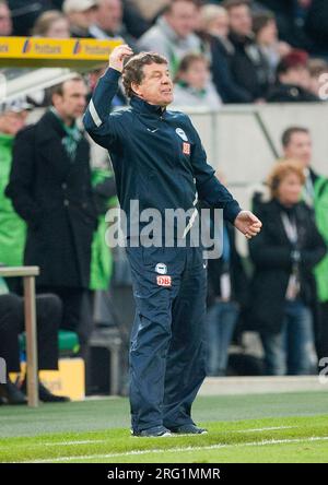 Borussia Monchengladbach, Deutschland. 07 avril 2012. PHOTO D’ARCHIVE : Otto REHHAGEL fête ses 85 ans le 9 août 2023, entraîneur Otto REHHAGEL, B, geste, geste, figure entière, corps entier, vendeur libre, image unique, football 1e Bundesliga, journée 29, Borussia Monchengladbach (MG) - Hertha BSC Berlin (B) 0:0, le 7 avril 2012 à Borussia Monchengladbach/Allemagne crédit : dpa/Alamy Live News Banque D'Images