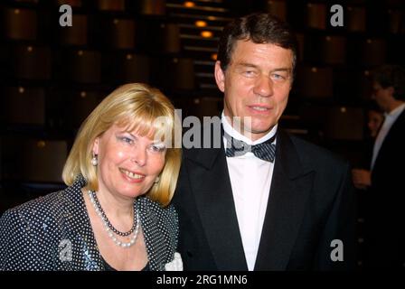 Berlin, Deutschland. 14 juin 2002. PHOTO D'ARCHIVE : Otto REHHAGEL a 85 ans le 9 août 2023, Otto REHHAGEL, Allemagne, entraîneur de football, avec sa femme Beate. ?SVEN SIMON#Huyssenallee 40-42 #45128 E ssen #tel.0201/234556 fax:0201/234539 compte 1428150 Commerzbank E ssen BLZ 36040039 www.photopool.de. Crédit : dpa/Alamy Live News Banque D'Images