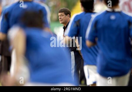 PHOTO D'ARCHIVE : Otto REHHAGEL fête ses 85 ans le 9 août 2023, entraîneur Otto REHHAGEL, Grèce France - Grèce 0:1 le 25 juin 2004 Championnat d'Europe de football/EM 2004 au Portugal ?Sven Simon#Prinzess-Luise-Strasse 41#45479 Muelheim/R o'clock #tel 0208/9413250#fax. 0208/9413260#KTO.1428150 C ommerzbank E ssen BLZ 36040039#www.SvenSimon.net. Banque D'Images