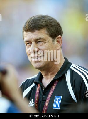 PHOTO D'ARCHIVE : Otto REHHAGEL a 85 ans le 9 août 2023, entraîneur Otto REHHAGEL, Grèce, rire France - Grèce 0:1 sur 25.06.2004 Championnat d'Europe de football/EM 2004 au Portugal ?Sven Simon#Prinzess-Luise-Strasse 41#45479 Muelheim/Ruhr #tel 0208/9413250#fax. 0208/9413260#KTO.1428150 C ommerzbank E ssen BLZ 36040039#www.SvenSimon.net. Banque D'Images