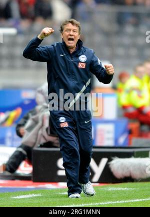 Berlin, Deutschland. 05 mai 2012. PHOTO D'ARCHIVE : Otto REHHAGEL fête ses 85 ans le 9 août 2023, entraîneur Otto REHHAGEL (B), geste, geste, football 1e Bundesliga, match 34, Hertha BSC Berlin (B) - 1899 Hoffenheim (HD) 3 : 1, matin 5 mai 2012 à Berlin/Allemagne crédit : dpa/Alamy Live News Banque D'Images