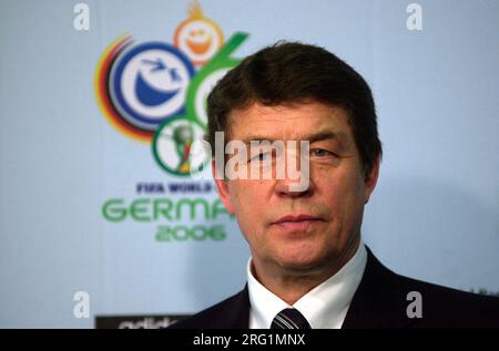 PHOTO D'ARCHIVE : Otto REHHAGEL fête ses 85 ans le 9 août 2023, coupe du monde de football 2006, tirage au sort des groupes qualificatifs le 5 décembre 2003 Otto REHHAGEL, entraîneur Grèce, portrait, avec logo de coupe du monde 2006 ?SVEN SIMON, Huyssenallee 40-42,45128 Essen # Tél. 0201/23 45 56#fax 0201/23 45 39#account 1428150 C ommerzbank E ssen BLZ 36040039#www.SvenSimon.net. Banque D'Images