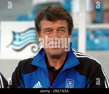 PHOTO D'ARCHIVE : Otto REHHAGEL fête ses 85 ans le 9413260 www.SvenSimon.net#e-mail:SvenSimon@t-online.de août, Russie-Grèce 0208 Otto REHHAGEL, entraîneur Grèce, portrait 20.06.2004, Euro2004, championnat d'Europe de football 2004, du 12.06.-04.07.2004 au Portugal ?SVEN SIMON, Princess-Luise-Str.41#45479 Muelheim/Ruhr#tel.0208/9413250#fax 2-1/9#KTO 1428150#KTO 2023 Commerzbank 36040039 Z Banque D'Images