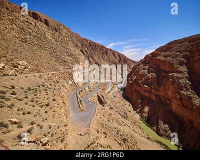 Lacets serrés et virages en épingle à cheveux des belles gorges du dadès dans les montagnes du Maroc. Banque D'Images