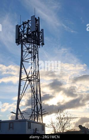 Téléphone portable mât cellulaire contre un ciel dramatique de mauvaise humeur, Heptonstall, Hebden Bridge, Calderdale, West Yorkshire, ANGLETERRE, ROYAUME-UNI, HX7 7LT Banque D'Images