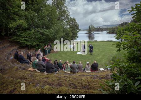 Mariage pittoresque en plein air à l'hôtel Ardanaiseig sur les rives du Loch Awe, Argyll et Bute, Highlands écossais. Banque D'Images