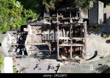 Les restes brûlés du pub Crooked House près de Dudley. Un incendie a ravagé le pub du 18e siècle quelques jours seulement après sa vente à un acheteur privé. Les pompiers et la police ont été appelés au pub de Himley, dans les West Midlands, samedi à 10 h 45. L'incendie a été éteint et personne n'a été signalé pour avoir été blessé, a déclaré la police du Staffordshire. Date de la photo : lundi 7 août 2023. Banque D'Images