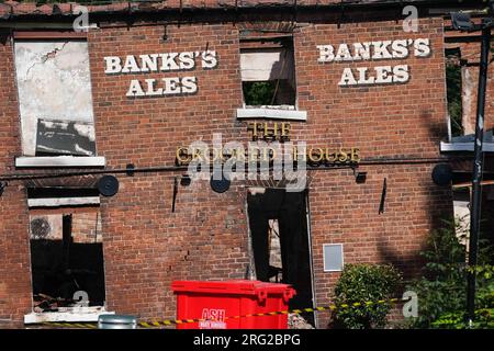 Les restes brûlés du pub Crooked House près de Dudley. Un incendie a ravagé le pub du 18e siècle quelques jours seulement après sa vente à un acheteur privé. Les pompiers et la police ont été appelés au pub de Himley, dans les West Midlands, samedi à 10 h 45. L'incendie a été éteint et personne n'a été signalé pour avoir été blessé, a déclaré la police du Staffordshire. Date de la photo : lundi 7 août 2023. Banque D'Images