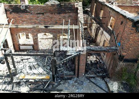 Les restes brûlés du pub Crooked House près de Dudley. Un incendie a ravagé le pub du 18e siècle quelques jours seulement après sa vente à un acheteur privé. Les pompiers et la police ont été appelés au pub de Himley, dans les West Midlands, samedi à 10 h 45. L'incendie a été éteint et personne n'a été signalé pour avoir été blessé, a déclaré la police du Staffordshire. Date de la photo : lundi 7 août 2023. Banque D'Images