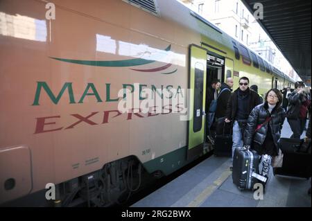 - Ferrovie Nord Milano, gare de Cadorna, train Malpensa Express....- Ferrovie Nord Milano, stazione Cadorna, treno Malpensa Express Banque D'Images