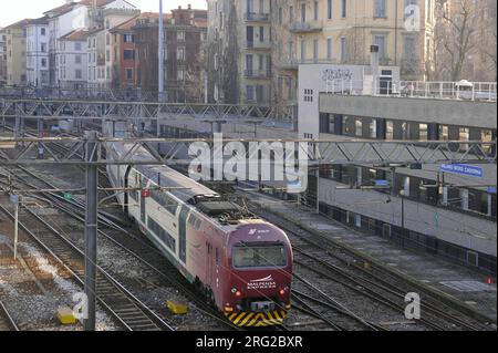 - Ferrovie Nord Milano, gare de Cadorna, train Malpensa Express....- Ferrovie Nord Milano, stazione Cadorna, treno Malpensa Express Banque D'Images