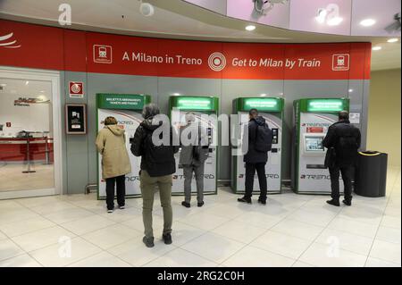 - Trenord, ferrovie regionali Lombarde, aereoporto Malpensa terminal T2, biglietteria automatica treno Malpensa Express - Trenord, chemins de fer régionaux de Lombardie, aéroport de Malpensa terminal T2, distributeur automatique de billets de train Malpensa Express Banque D'Images