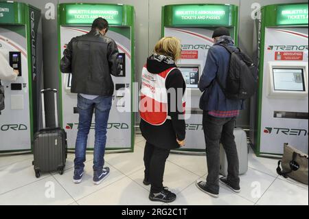 - Trenord, ferrovie regionali Lombarde, aereoporto Malpensa terminal T2, biglietteria automatica treno Malpensa Express - Trenord, chemins de fer régionaux de Lombardie, aéroport de Malpensa terminal T2, distributeur automatique de billets de train Malpensa Express Banque D'Images