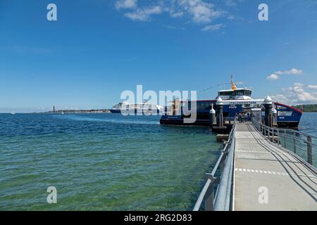 Ferry au quai de Falckenstein, en arrière-plan Laboe, Kiel, Kieler Förde, Schleswig-Holstein, Allemagne Banque D'Images