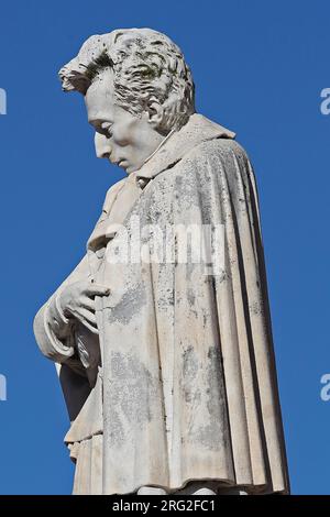 Statue de Giacomo Leopardi sur la place principale de la ville de Recanati dans la région des Marches en Italie. Il était l'un des poètes les plus importants d'Italie. Banque D'Images