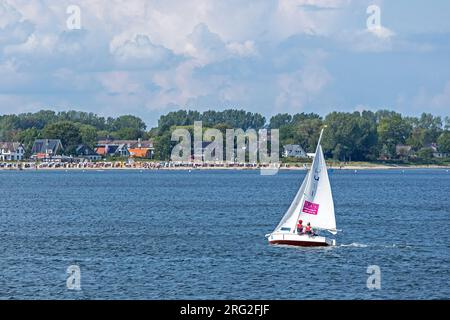 Voilier au large de Strande, Kieler Förde, Schleswig-Holstein, Allemagne Banque D'Images