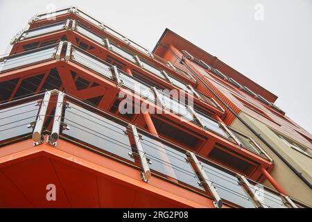 Un immeuble moderne coloré à côté de la marina à Exmouth, sur la côte sud du Devon, en Grande-Bretagne. Banque D'Images