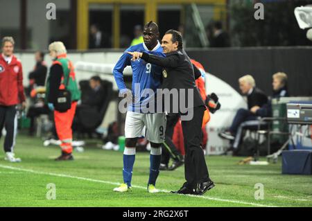 Milan Italie 2012-10-12 : Mario Balotelli et Cesare Prandelli, entraîneur de l'équipe italienne de football lors du match de qualification pour la coupe du monde 2014, Italie - Danemark 3-1 Banque D'Images