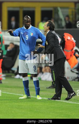 Milan Italie 2012-10-12 : Mario Balotelli et Cesare Prandelli, entraîneur de l'équipe italienne de football lors du match de qualification pour la coupe du monde 2014, Italie - Danemark 3-1 Banque D'Images