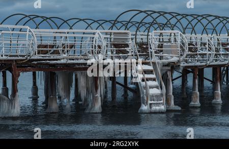 Jetée gelée sur le lac dans la saison froide d'hiver Banque D'Images