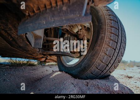 Vue détaillée de la suspension de voiture, grand angle Banque D'Images