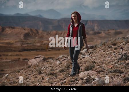Jeune femme promenades touristiques dans les montagnes Banque D'Images