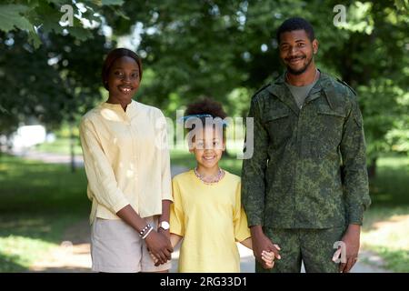 Portrait d'une famille afro-américaine de trois personnes avec leur père militaire debout à l'extérieur Banque D'Images