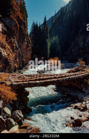 Paysage de montagne d'automne avec pont en bois sur la rivière Banque D'Images