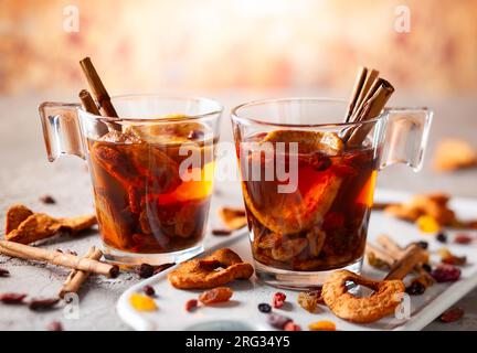 Automne et hiver boire avec des fruits secs et des baies. Boisson traditionnelle pour Noël. Banque D'Images