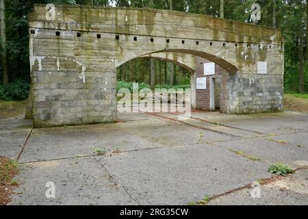 Le bâtiment amagnétique (sans fer) sur le site de lancement V1 Val Ygot d'Ardouval. Banque D'Images