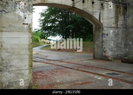 Le bâtiment amagnétique (sans fer) sur le site de lancement V1 Val Ygot d'Ardouval. Banque D'Images