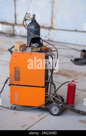 machine de soudage semi-automatique avec cylindre de gaz à l'usine, cadre vertical. Contexte du concept de soudage. Banque D'Images