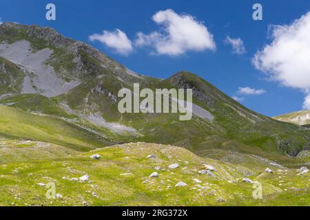 Pentes de montagne contre le ciel, Abruzzes, Italie Banque D'Images