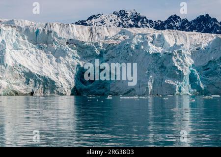 Le glacier Lilliehook se reflète sur les eaux arctiques de Lilliehookfjorden.Lilliehookfjorden, île de Spitsbergen, Svalbard, Norvège. Banque D'Images